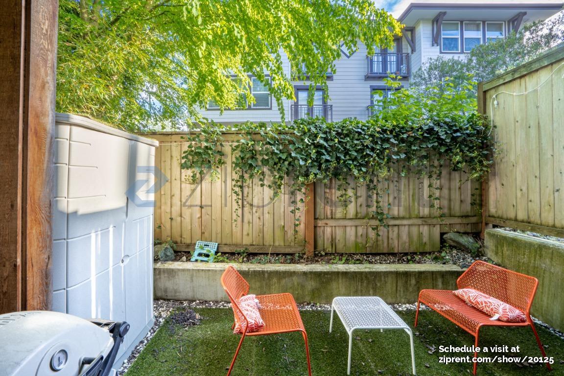 Building Photo - Unit D