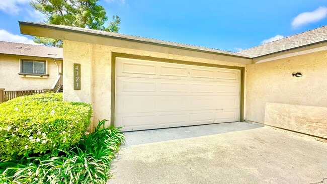 Building Photo - Fully Remodeled Upper Unit Condo in the De...