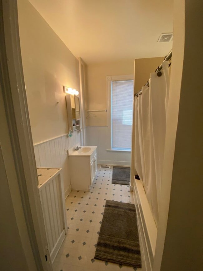 Building Photo - 312 S Pine St