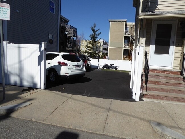 Building Photo - 56 Baxter St