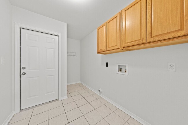Building Photo - Updated Home in Raintree Estates!