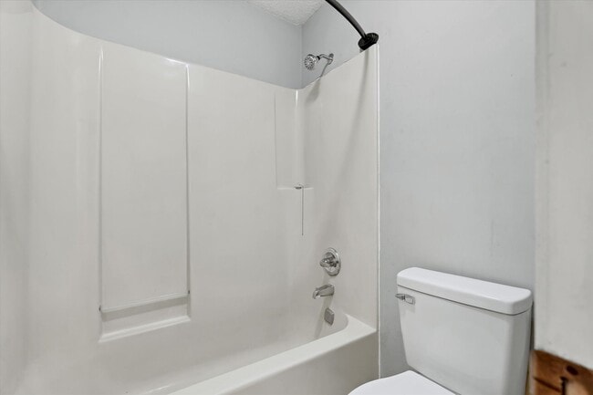 Building Photo - 3 Bed • 2 Bath • Valley View School District