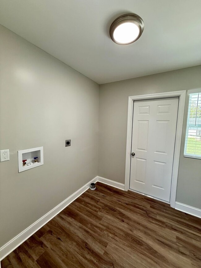 Building Photo - Oak Ridge - 3 bedroom 2 bath Duplex - call...