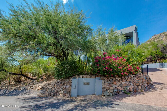 Building Photo - 4228 E Highlands Dr