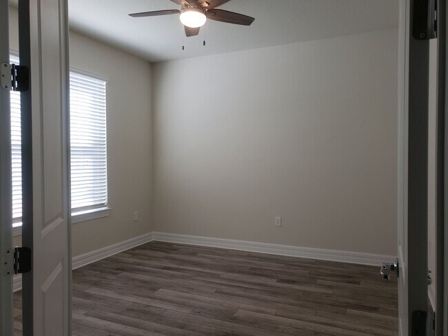 Building Photo - Spacious Cagan Crossings Home!