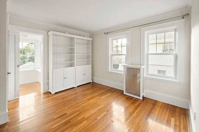 Building Photo - 113 Cushing Ave