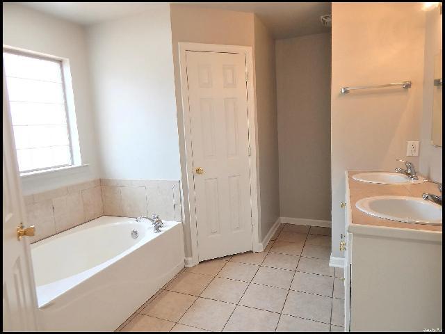 Building Photo - 451 Wisteria Dr