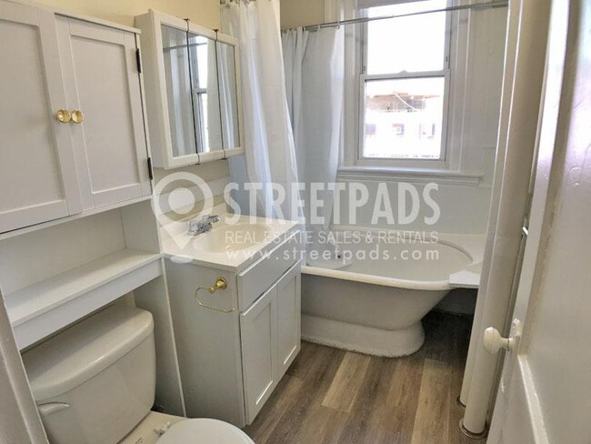 Building Photo - bedroom in Boston MA 02215