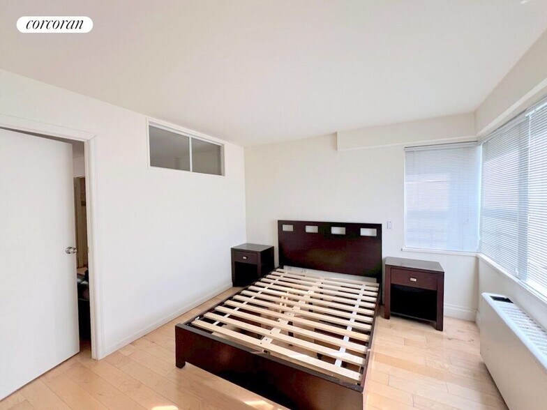 Building Photo - 211 E 53rd St