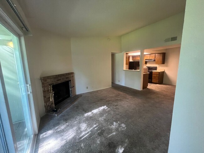Building Photo - 2 Bedroom and 2 Bathroom South Reno
