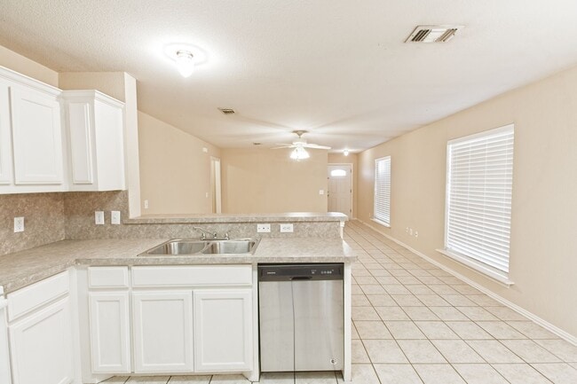 Building Photo - Duplex for lease with private backyard