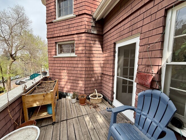 Building Photo - 1 bedroom apartment with private balcony!