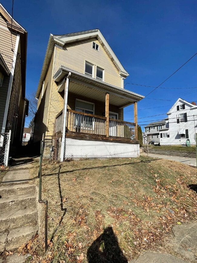 Building Photo - Amazing 3 bedroom in Central East McKeesport Location