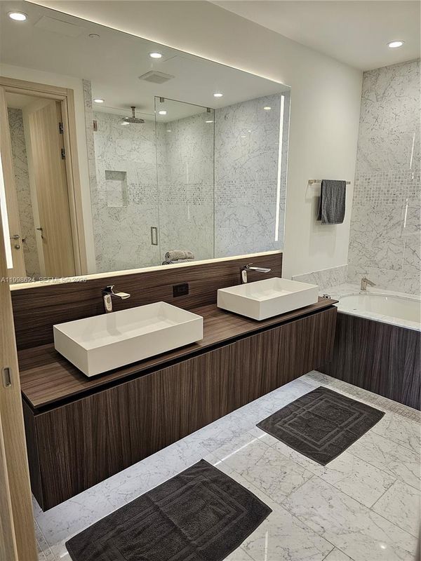 Building Photo - 1000 Brickell Plaza