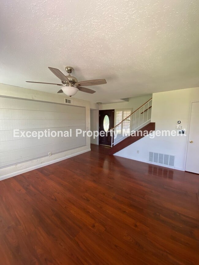 Building Photo - Ready to move in 4 bedroom 2 bath home