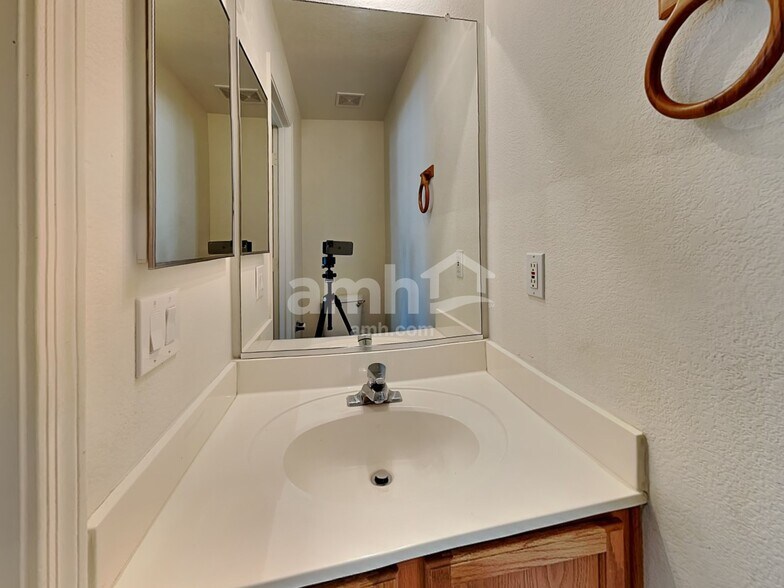 Building Photo - 6222 W Southgate St