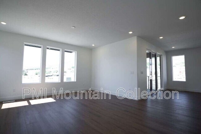 Building Photo - 459 Rimrock Ln
