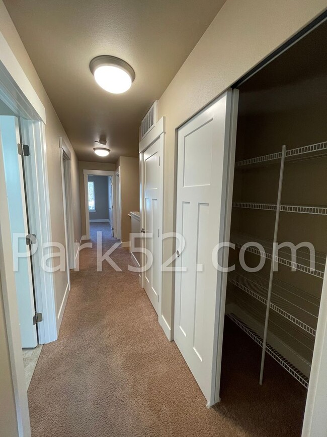 Building Photo - 3 Bedroom Townhouse in Olympia