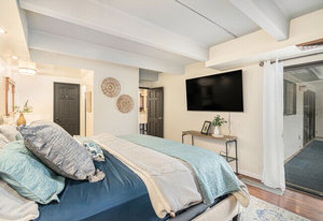 Building Photo - Cute 2 Bed Furnished Condo in Old Town
