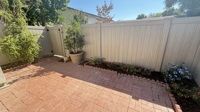 Building Photo - 1720 Orinda Ct
