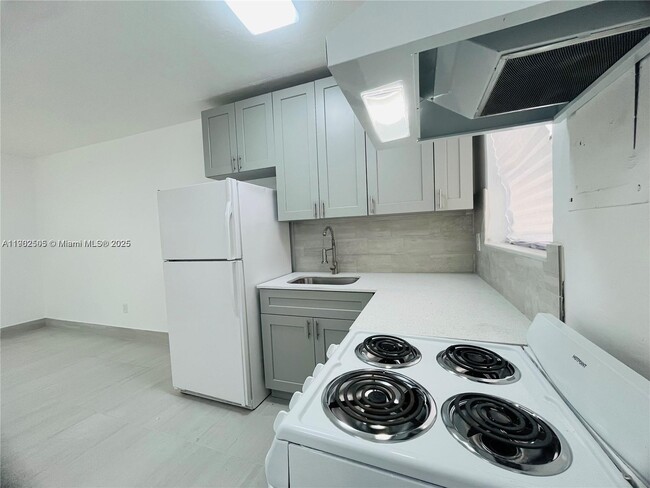 Building Photo - 13390 NE 6th Ave