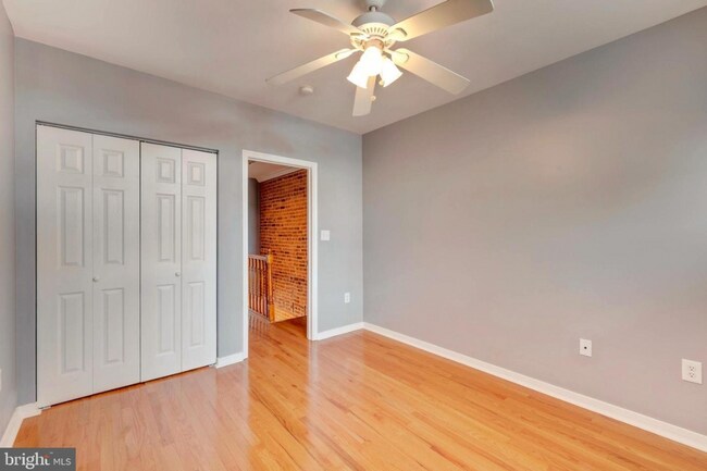 Building Photo - 2 BR 2 BA Townhome with Multi-level Deck