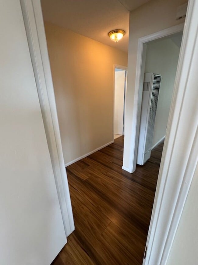 Building Photo - Beautiful 3 bedroom 2 bath HOME . . .  Clo...
