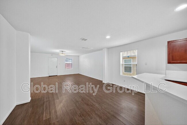 Building Photo - 7139 Quarter Moon