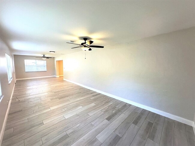 Building Photo - ** CENTRAL NAPLES ** 3 BED + DEN / 2 BATH ** GARAGE - NO HOA! ** ANNUAL RENTAL **