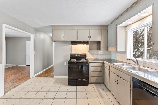 Building Photo - 2 Bedroom Home with Spacious Fenced In Yard!  1st Month's Rent is Free!*