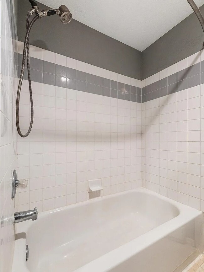 Building Photo - $1,600 - 1 Bed / 1 Bath Gorgeous Condo Unit in University District