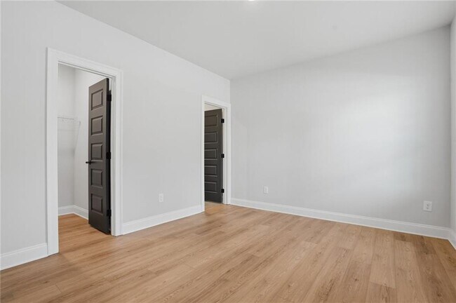 Building Photo - 1254 Six Sisters St