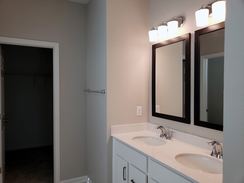 Building Photo - 89 Signet Cir