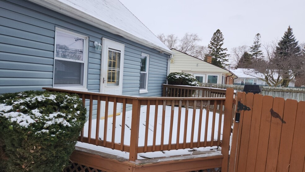 Building Photo - 2000 32nd St