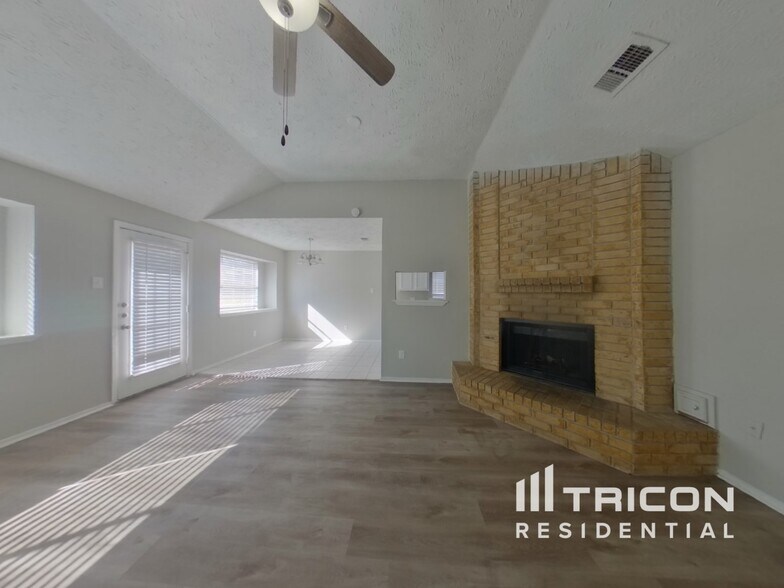 Building Photo - 2802 N Spring Dr