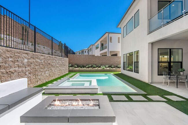 Building Photo - Fantastic 5 bed 4.5 bath with Pool in Porter Ranch !