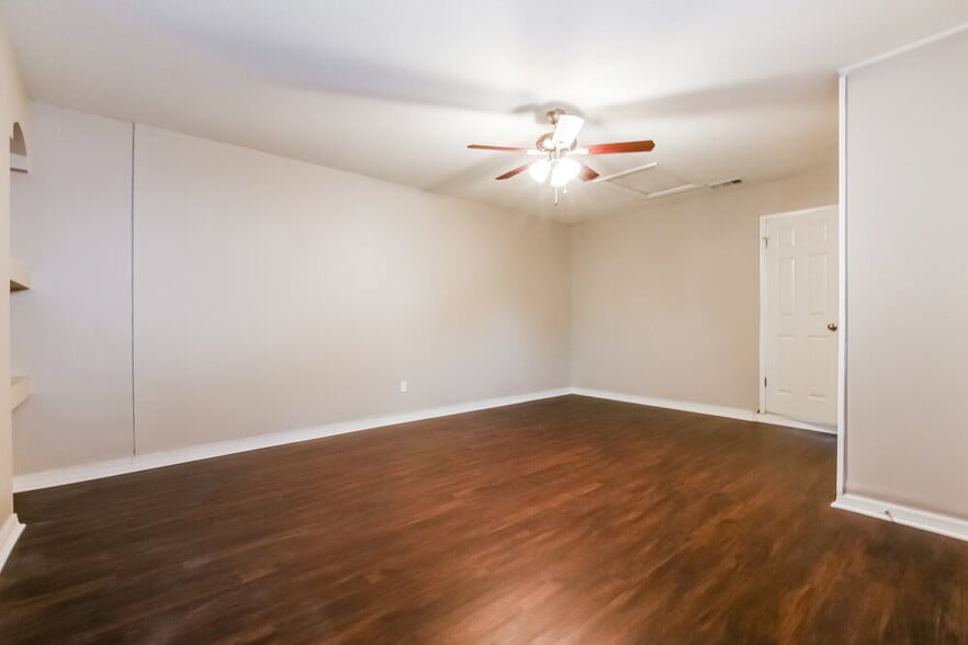 Building Photo - 829 W Birchwood Cir