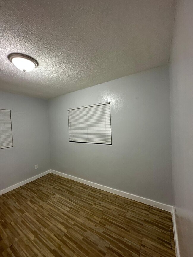 Building Photo - 2845/2847 W 6th St.