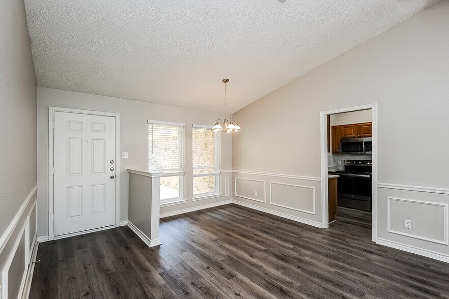 Building Photo - 7401 Meadow Creek Dr