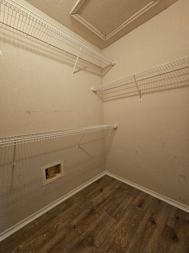 Building Photo - 2713 Edgemere Dr
