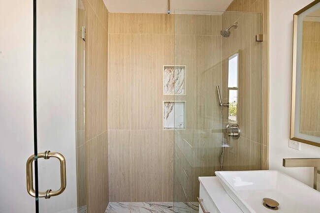 Building Photo - 98 Bennington St