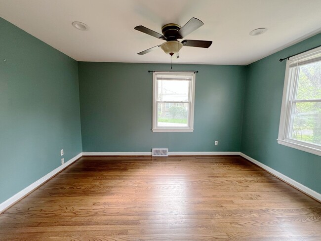 Building Photo - Stylishly Renovated Shawnee Home – Move-In...