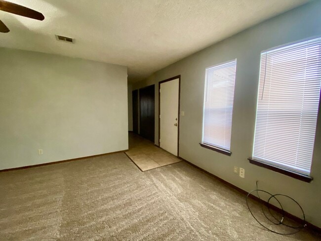 Building Photo - 2115 W Oak Ave