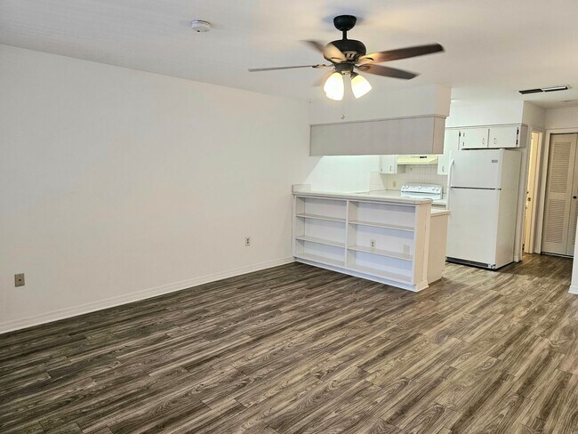 Building Photo - 2nd floor Crystal Landings Condo with Pool...
