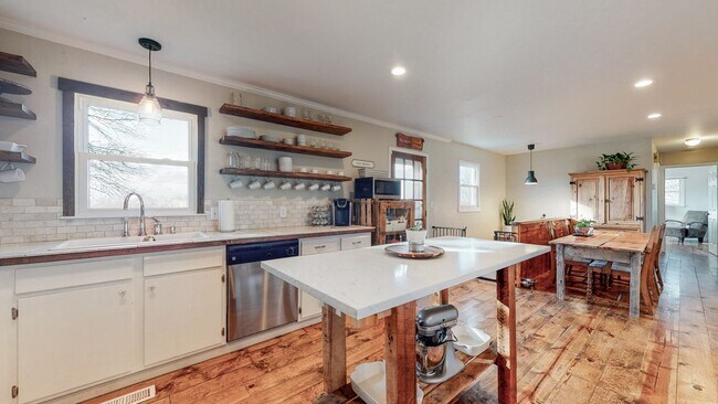 Building Photo - Stunning home situated on over 1 acre in North Thompson’s Station!