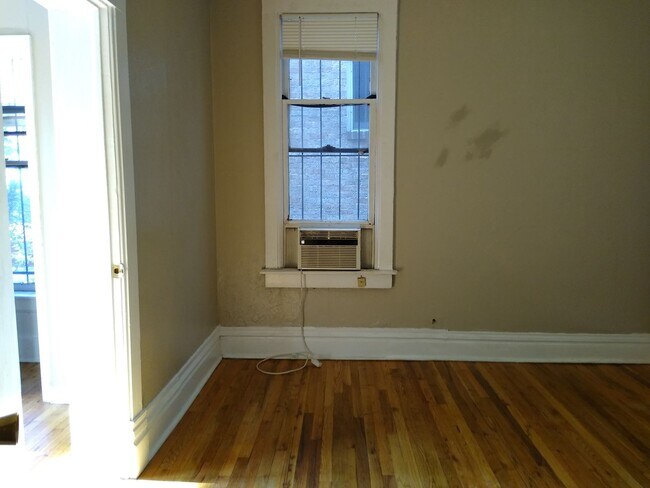 Building Photo - Charming Cap Hill 1 Bedroom w/ Claw Foot Tub