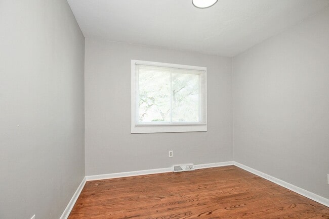 Building Photo - 3 BED 1 BATH BEAUTIFUL SINGLE FAMILY HOME ...