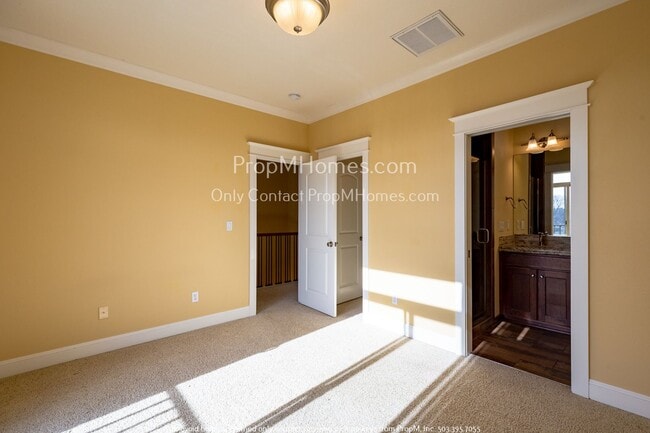 Building Photo - Gorgeous Humboldt Two Bedroom Townhouse In North Portland!