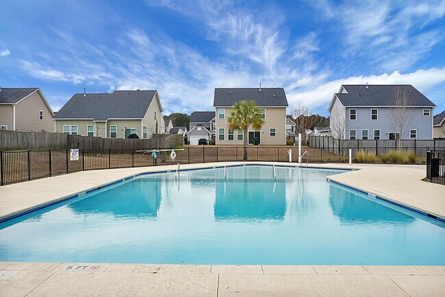 Building Photo - 3 bedrooms, 2.5 bathrooms  2-car garage in...