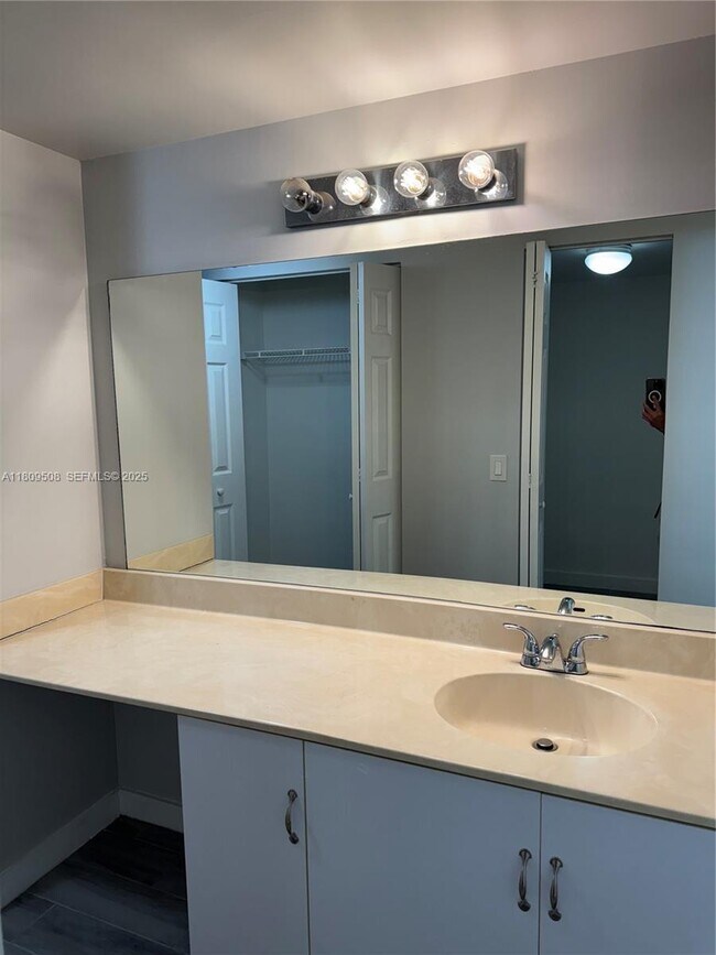 Building Photo - 721 N Pine Island Rd